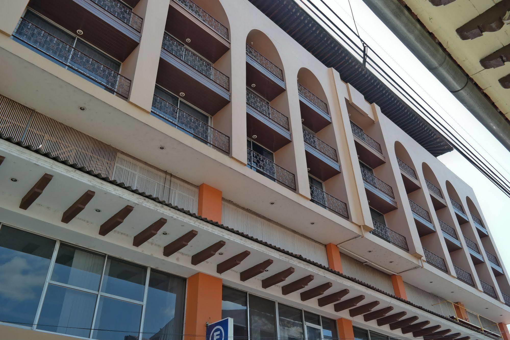 Plaza Uruapan Hotel Exterior photo
